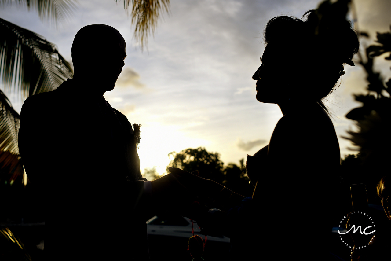 Bride and Groom silhouettes. Puerto Aventuras Wedding. Martina Campolo Photographer